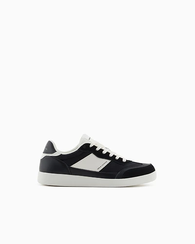 Sneakers with contrasting side band