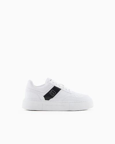 Sneakers with contrasting side band