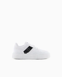 Sneakers with contrasting side band