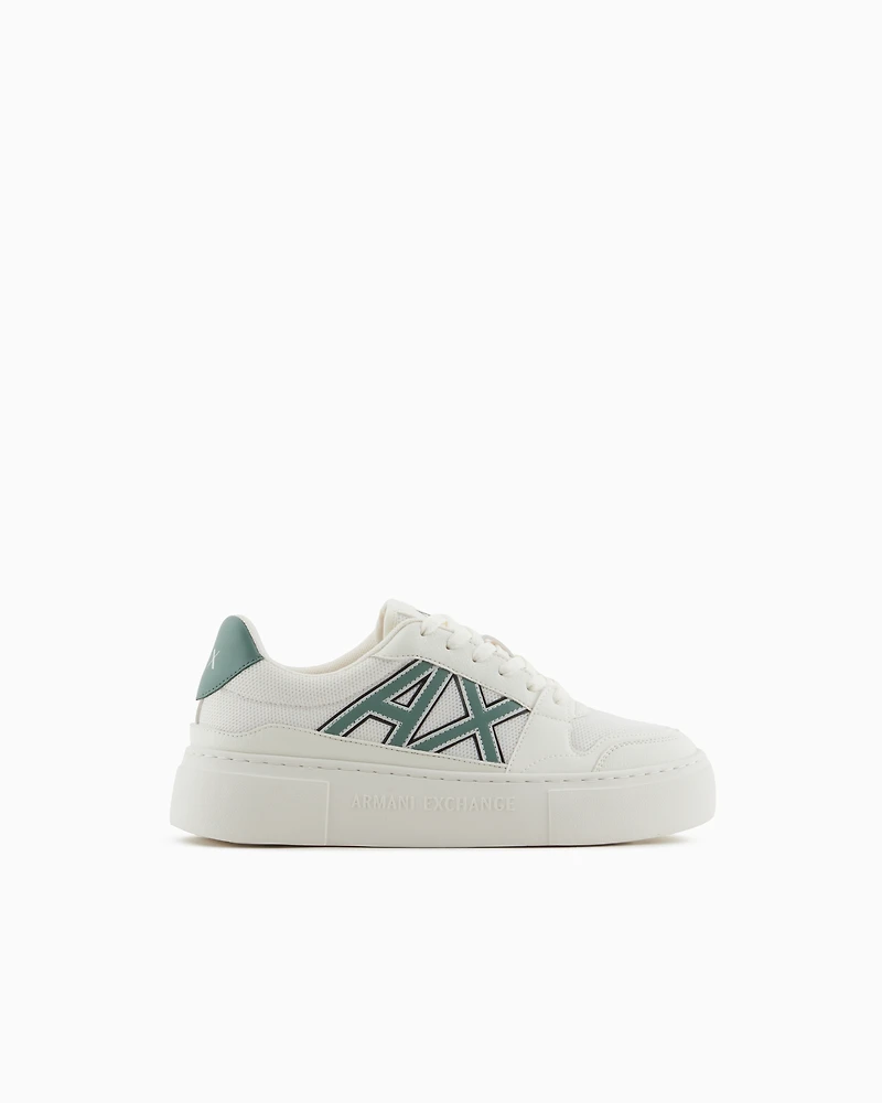 Sneakers with contrasting logo