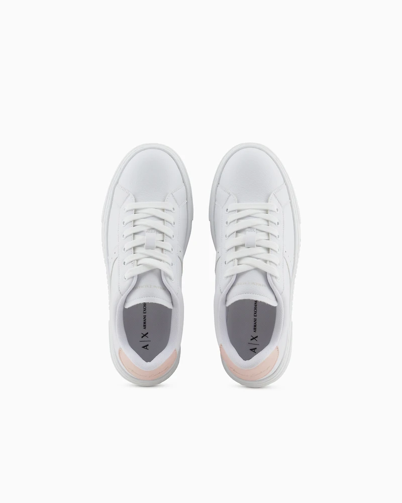 Sneakers with contrasting detail on the back