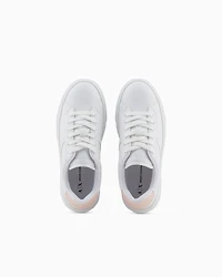 Sneakers with contrasting detail on the back