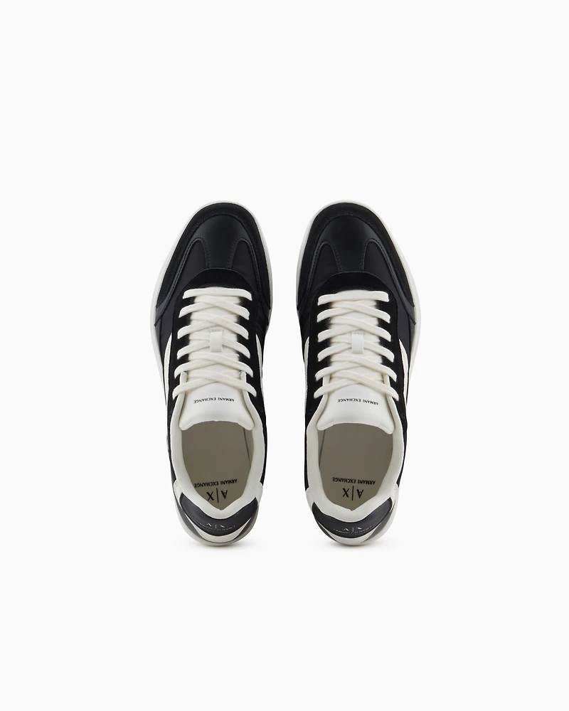 Sneakers with contrasting side band