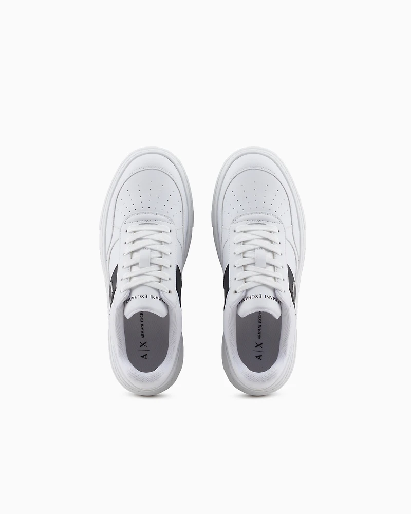 Sneakers with contrasting side band