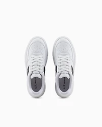 Sneakers with contrasting side band