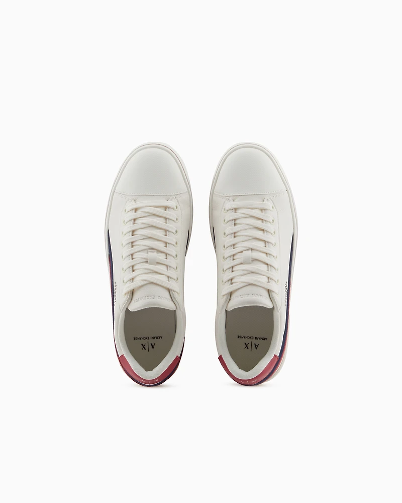 Sneakers with contrasting details on the back