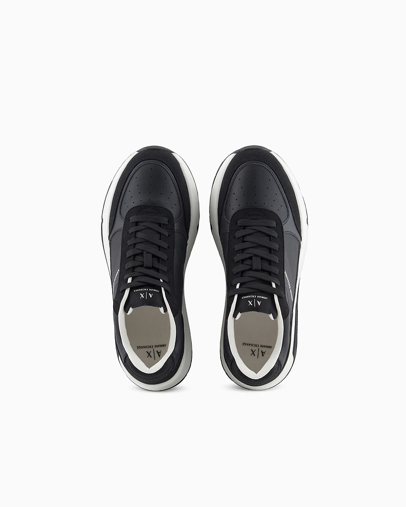 Sneakers with contrasting details and logo
