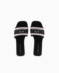 Slippers with contrasting band and logo