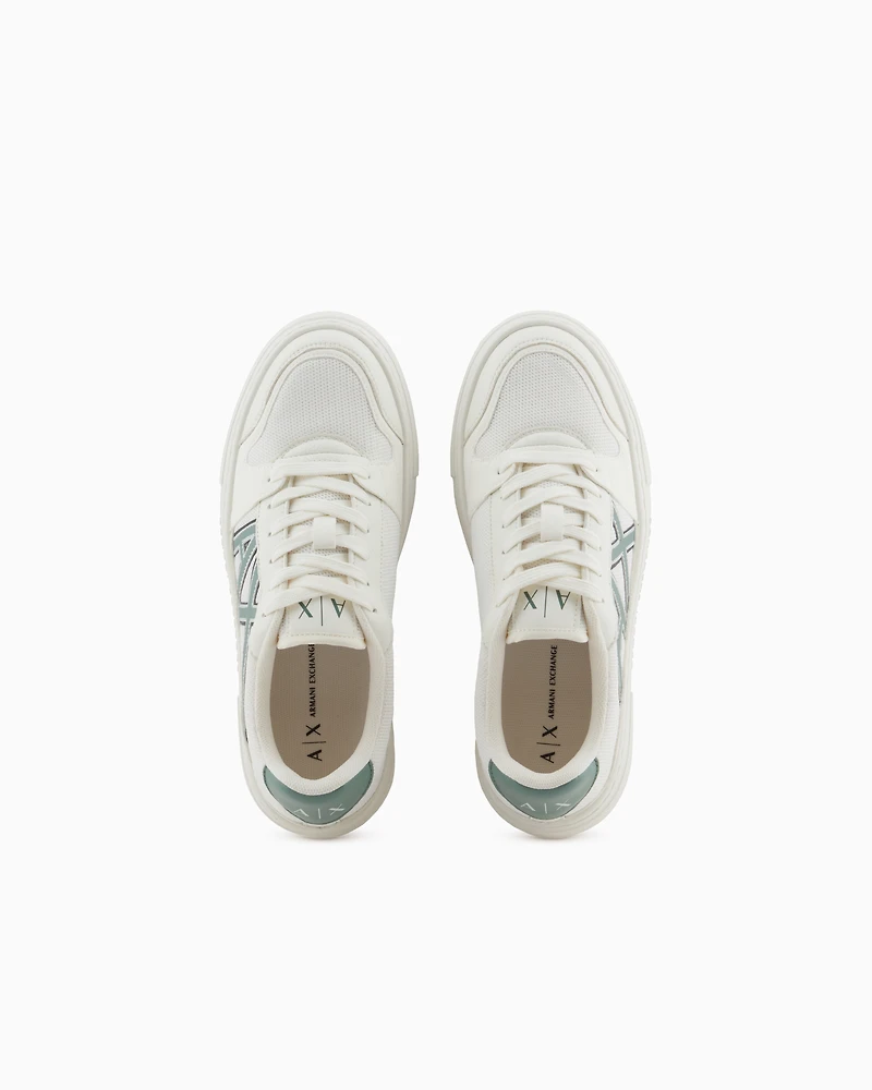 Sneakers with contrasting logo