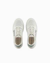 Sneakers with contrasting logo