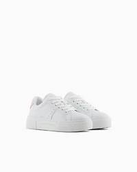 Sneakers with contrasting detail on the back