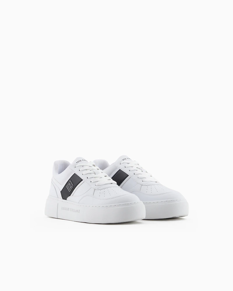 Sneakers with contrasting side band
