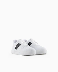 Sneakers with contrasting side band