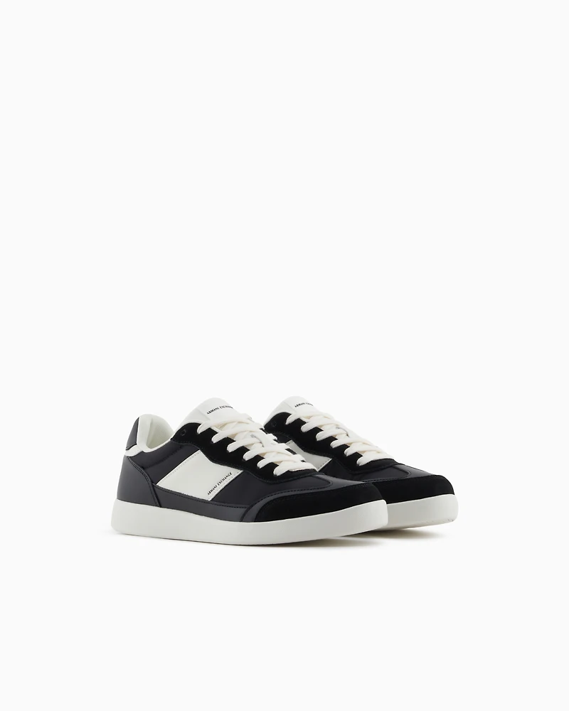 Sneakers with contrasting side band