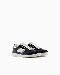 Sneakers with contrasting side band