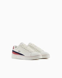 Sneakers with contrasting details on the back