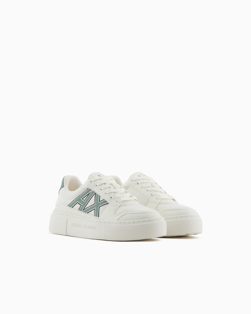 Sneakers with contrasting logo