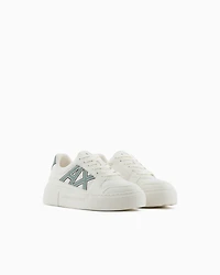 Sneakers with contrasting logo