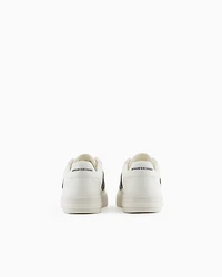 Sneakers with contrasting side band