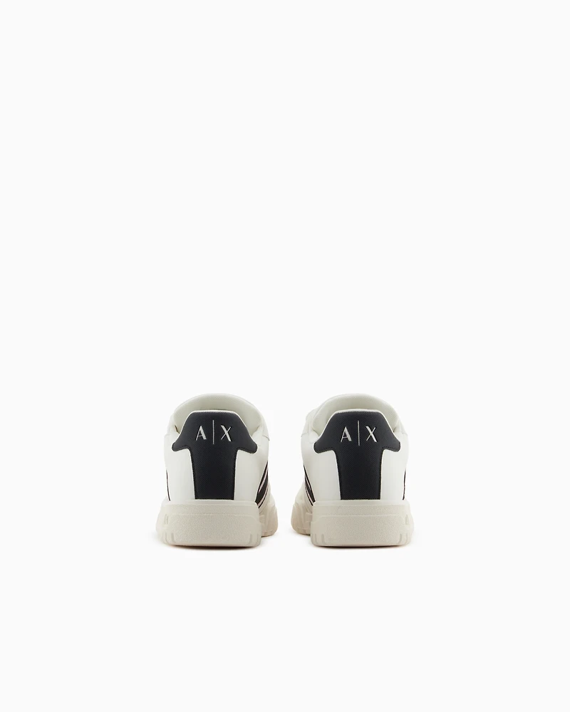 Sneakers with contrasting bands