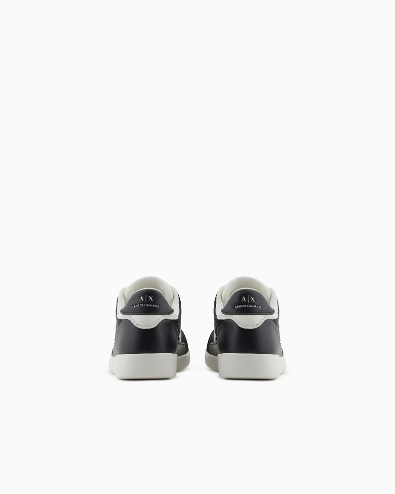 Sneakers with contrasting side band