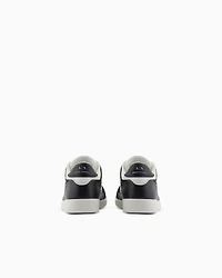 Sneakers with contrasting side band