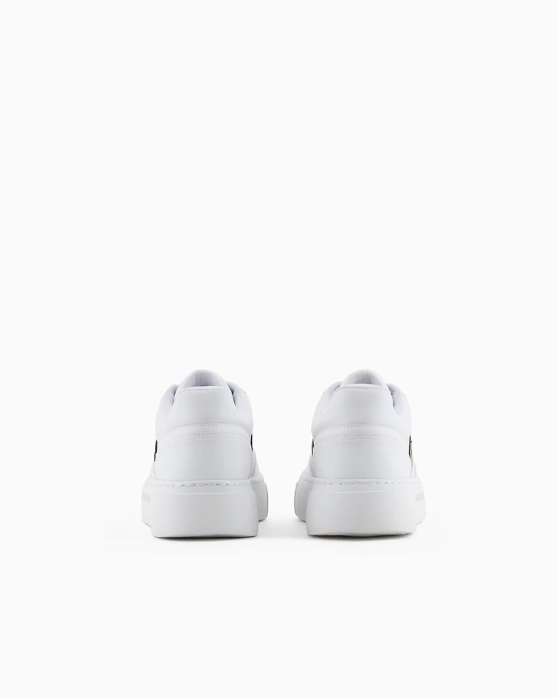 Sneakers with contrasting side band