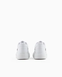 Sneakers with contrasting side band