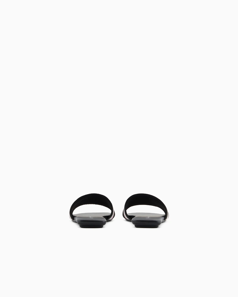 Slippers with contrasting band and logo