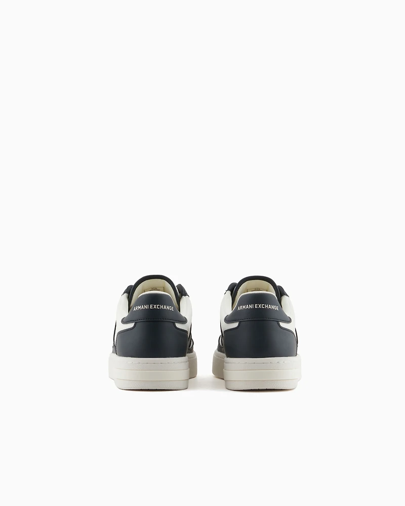 Sneakers with contrasting side band