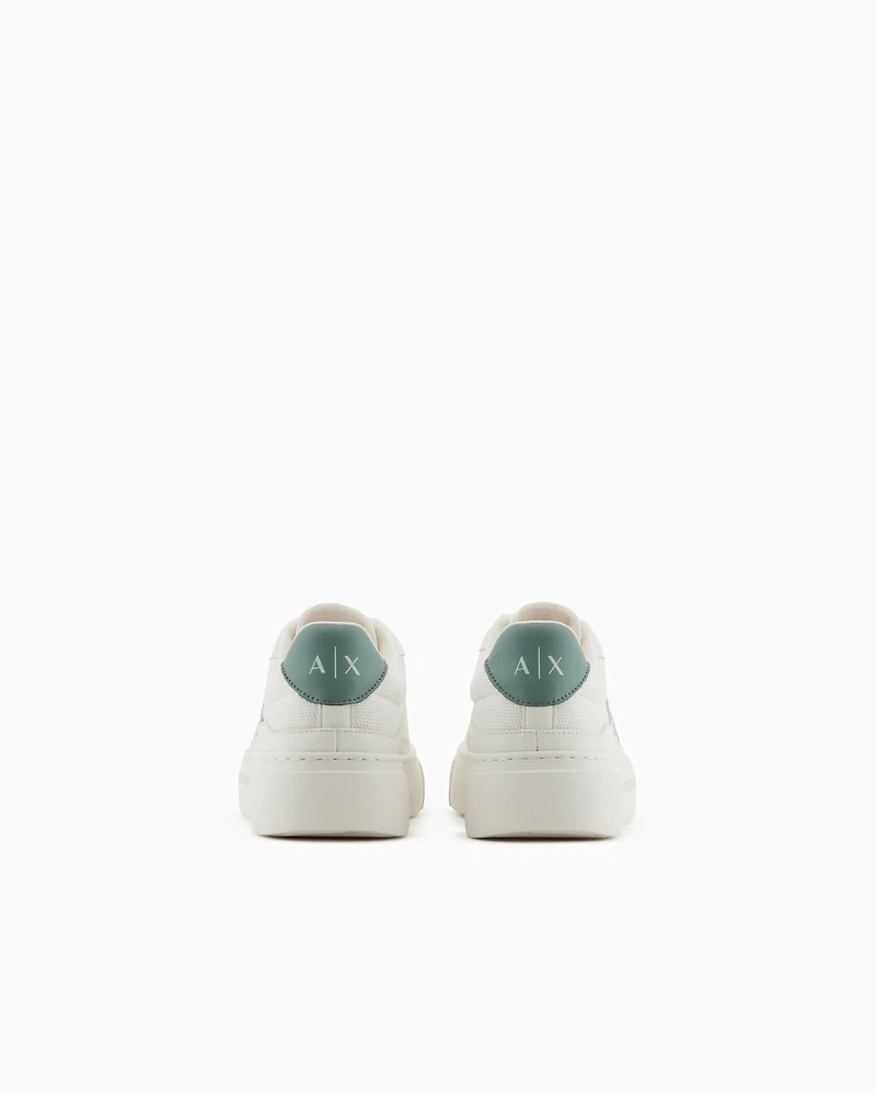 Sneakers with contrasting logo