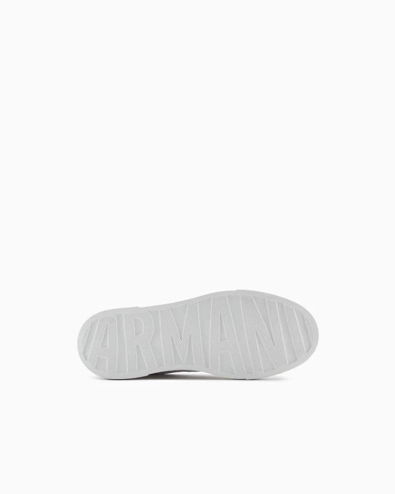 Sneakers with contrasting detail on the back
