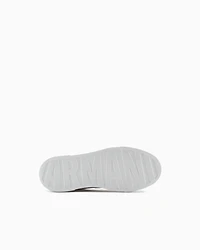 Sneakers with contrasting detail on the back