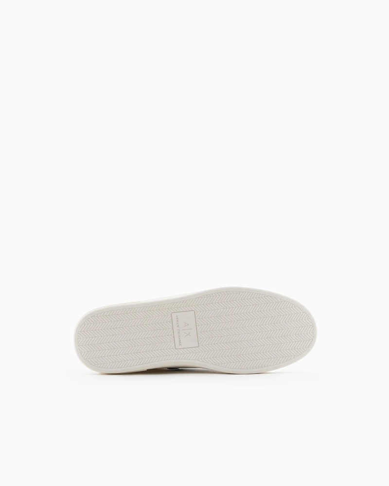 Sneakers with contrasting side band