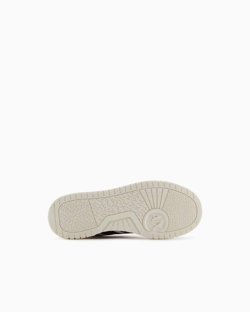 Sneakers with contrasting bands