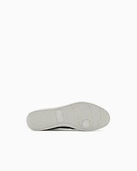 Sneakers with contrasting side band