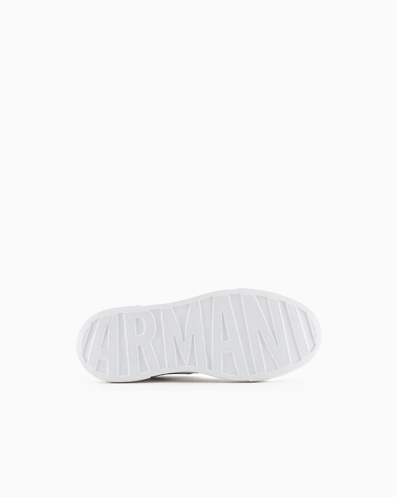 Sneakers with contrasting side band