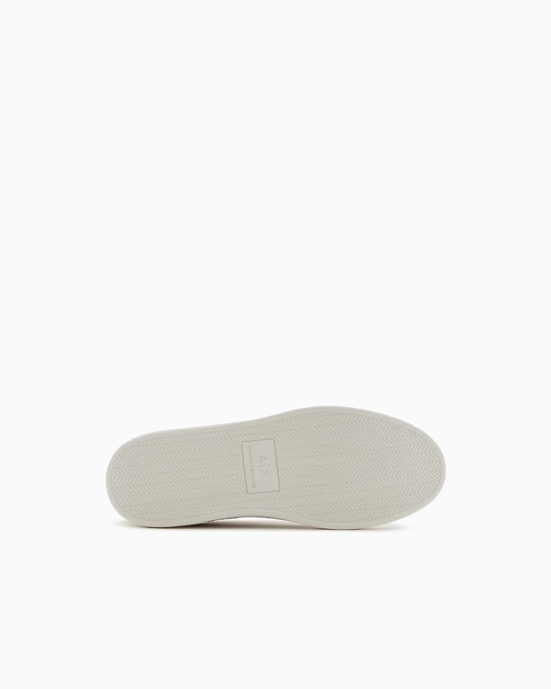 Sneakers with contrasting details on the back