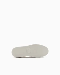 Sneakers with contrasting details on the back
