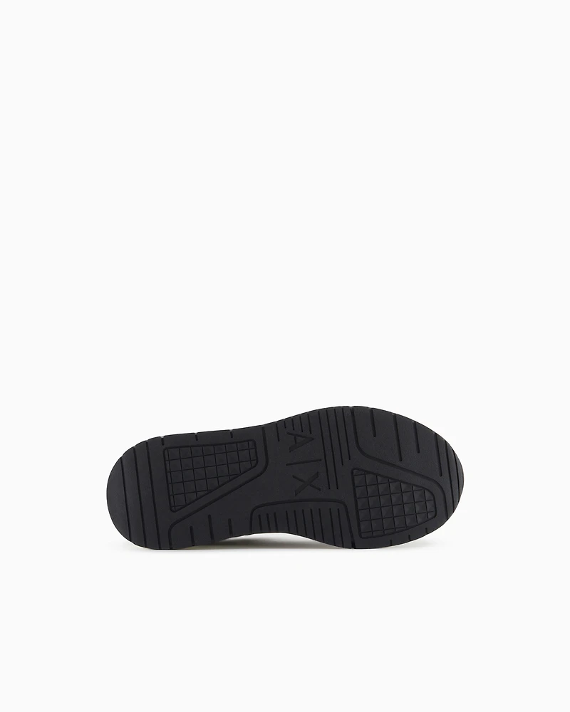 Sneakers with contrasting details and logo