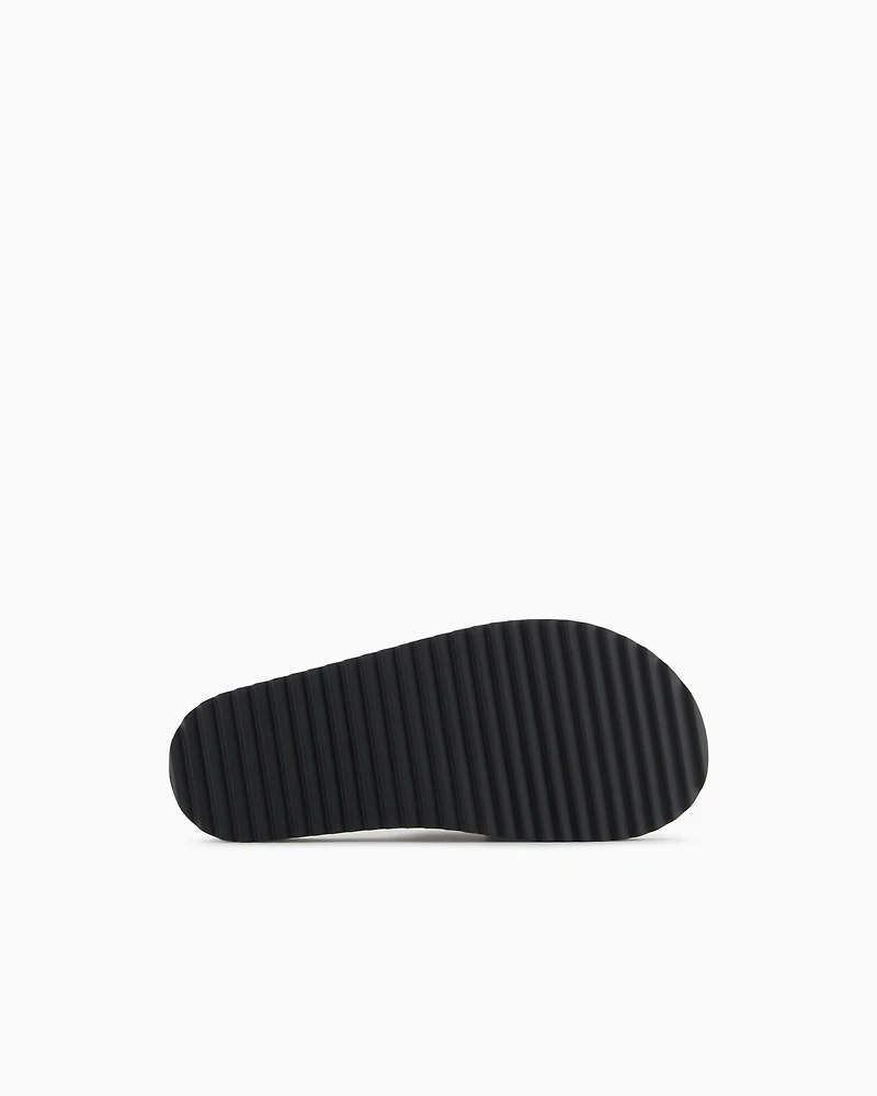 Slippers with crossed bands