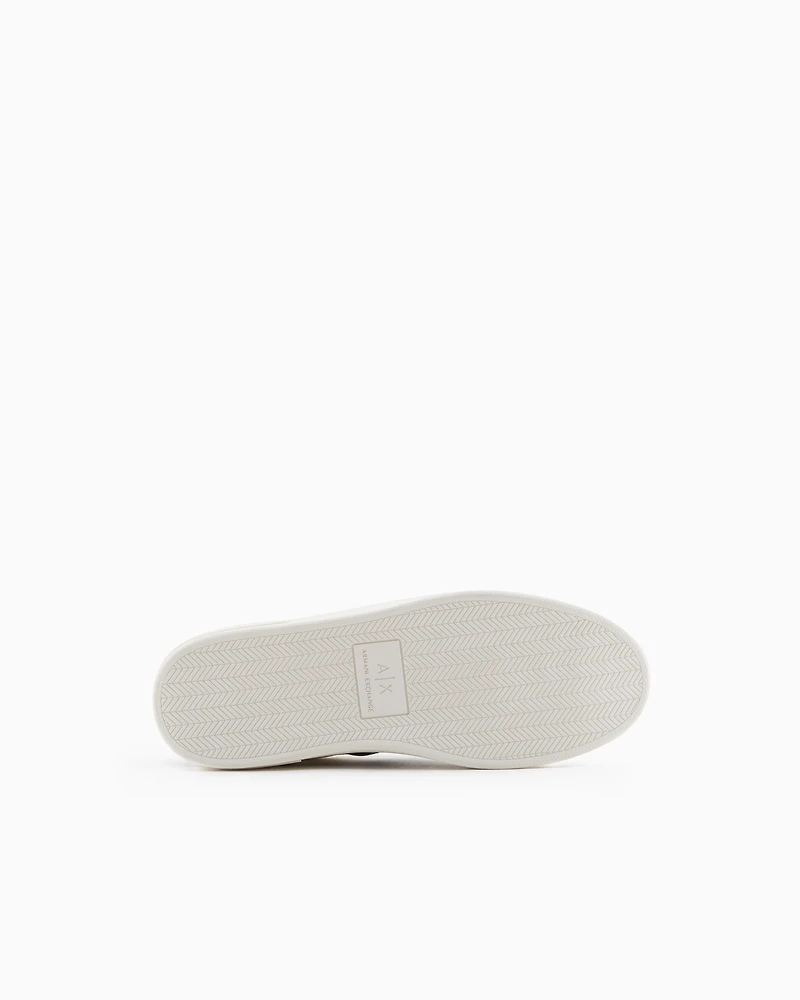 Sneakers with contrasting side band