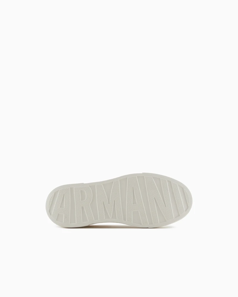 Sneakers with contrasting logo