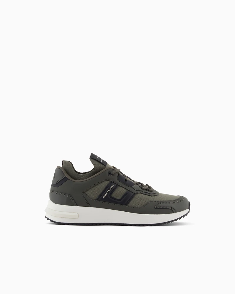 Sneakers with contrasting details