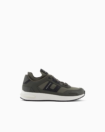 Sneakers with contrasting details