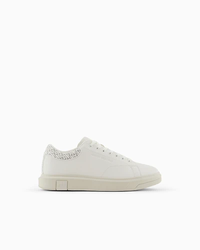 Sneakers with detail on the back