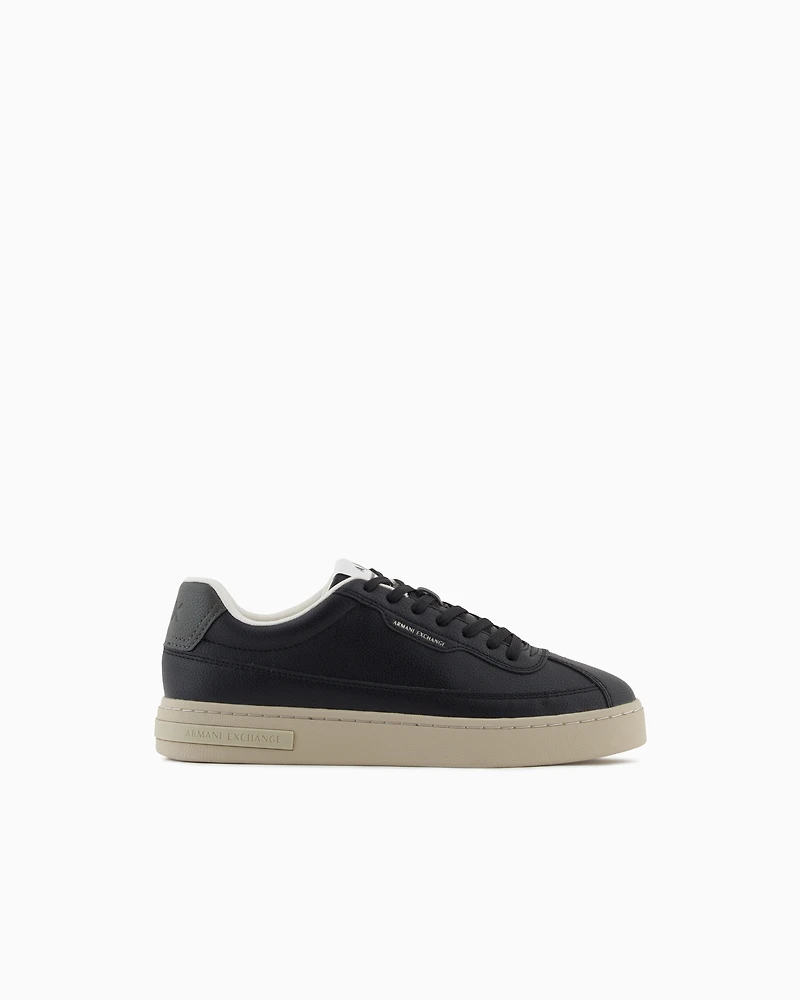 Sneakers with contrasting sole