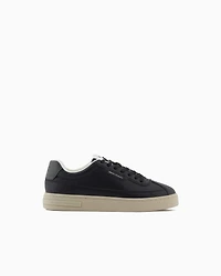 Sneakers with contrasting sole