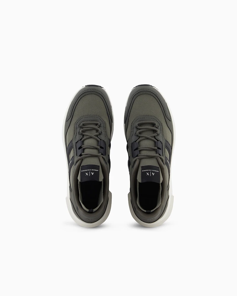 Sneakers with contrasting details
