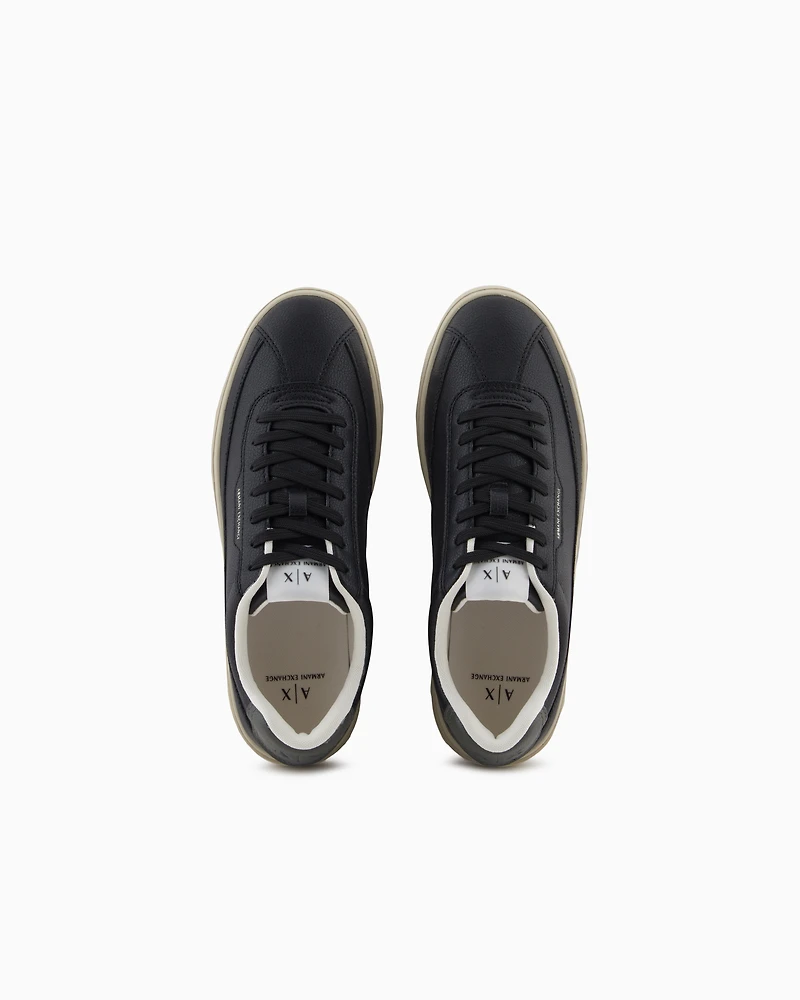 Sneakers with contrasting sole